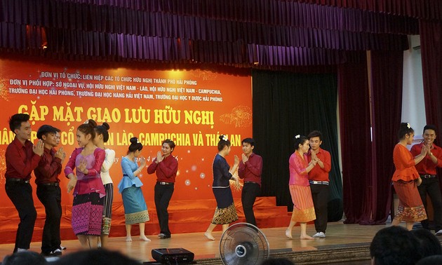 Memperkenalkan sepintas lintas tentang  para mahasiswa Laos yang belajar di Vietnam 