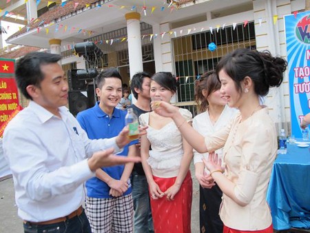 Memperkenalkan sepintas lintas tentang  para mahasiswa Laos yang belajar di Vietnam