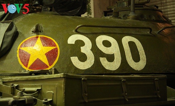 Memandangi Tank bernomor 390 yang menyeruduk gerbang Istana Doc Lap pada waktu lohor tanggal 30/4/1975