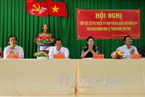 Ketua MN Vietnam mengadakan kontak dengan para pemilih kabupaten Cai Rang, kota Can Tho