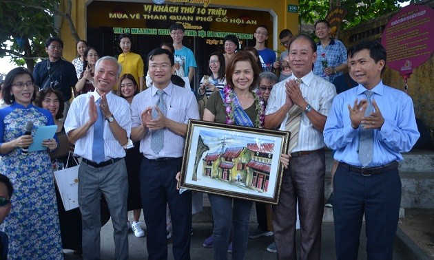  Kota Hoi An menyambut kedatangan wisatawan ke-10 juta