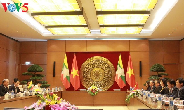  Ketua MN Nguyen Thi Kim Ngan menyambut dan melakukan pembicaraan dengan Ketua Parlemen Myanmar