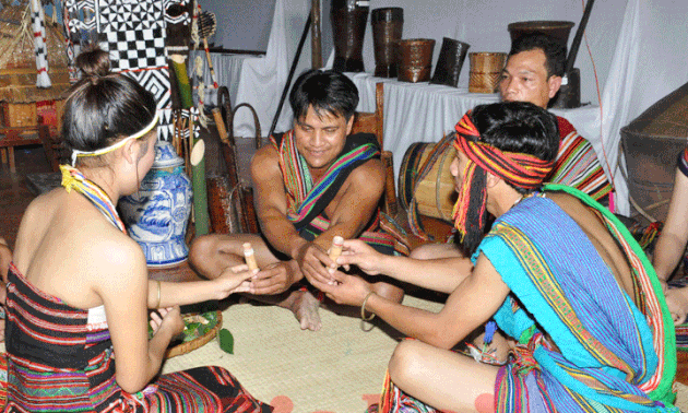 Lagu rakyat dan instrumen musik warga etnis minoritas Xo Dang-Warna nada yang khas di daerah hutan
