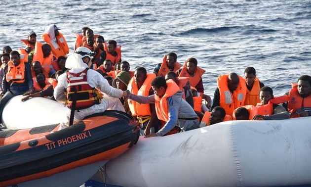 Angkatan Laut Irlandia menyelamatkan ratusan migran di lepas laut Libia