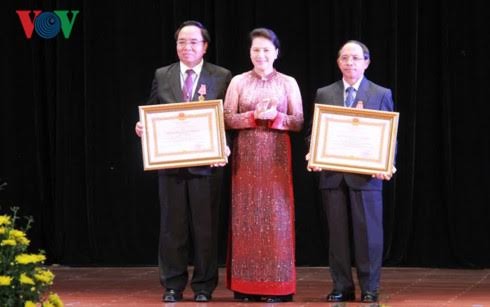 Memberikan Bintang dari Presiden Vietnam kepada para perseorangan Republik Demokrasi Rakyat  Laos