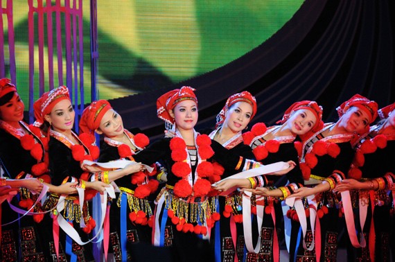  Kontes menari profesional etnis-etnis minoritas kawasan Vietnam Selatan
