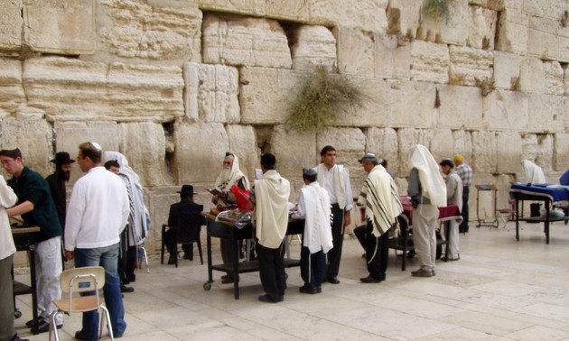  Orang Israel bersholat di zona Benteng kuno Jerussalem
