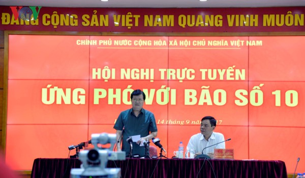  Deputi PM Trinh Dinh Dung memberikan bimbingan harus berinisiatif menghadapi taufan Doksuri