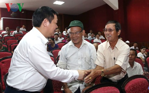  Deputi PM Vuong Dinh Hue melakukan kontak dengan para pemilih propinsi Ha Tinh