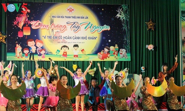 Bergotong royong merawat anak-anak di seluruh negeri untuk menyambut Festival Medio Musim Gugur