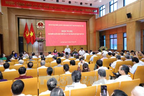 Sekjen KS PKV Nguyen Phu Trong melakukan kontak dengan pemilih kota Hanoi
