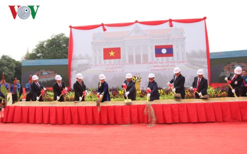 Pencangkulan pertama gedung Parlemen Laos- hadiah dari Partai Komunis, Negara dan rakyat Vietnam
