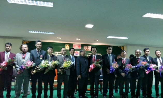  Pemerintah Kamboja menyampaikan bintang kepada para pejabat diplomatik dan pers Vietnam