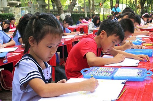  Anak-anak melukis gambar tentang hubungan diplomatik Vietnam-Singapura