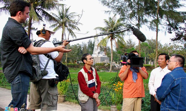  Ratusan wartawan meliputi berita tentang upacara peringatan ultah ke-50 peristiwa massakre Son My