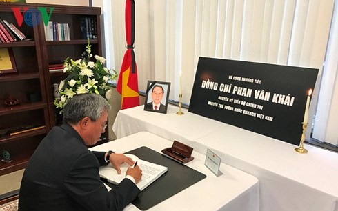 Sahabat internasional dan komunitas orang Vietnam di luar negeri berziarah kepada Mantan PM Phan Van Khai