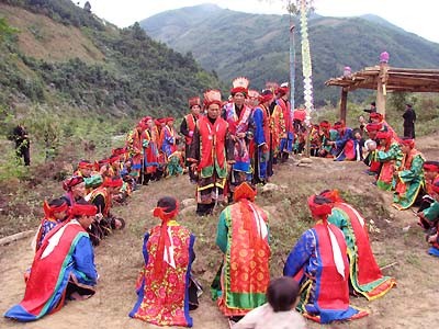 Kekhususan upacara memberi sedekah kepada Mu dari warga etnis Dao Merah