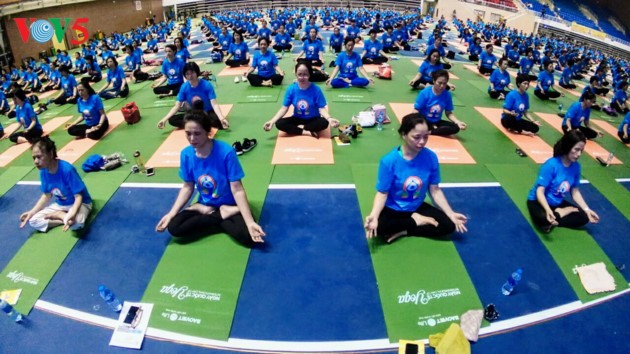 Kira-kira 1550 orang melakukan konfigurasi Yoga di Kota Hanoi