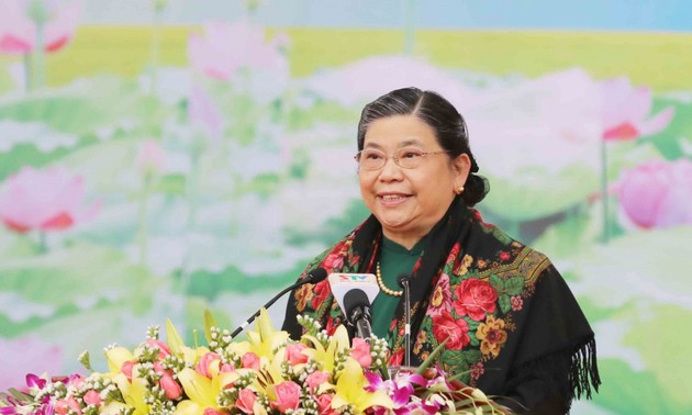 Wakil Harian Ketua MN VN, Tong Thi Phong melakukan kontak dengan pemilih Provinsi Son La