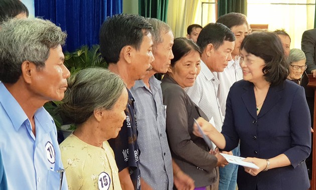 Wapres Dang Thi Ngoc Thinh memberikan bingkisan kepada orang berjasa dan pelajar miskin Propinsi Quang Nam