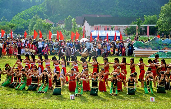 Memuliakan pusaka budaya yang beranekaragam dari etnis-etnis sesaudara di gunung-gemunung Truong Son