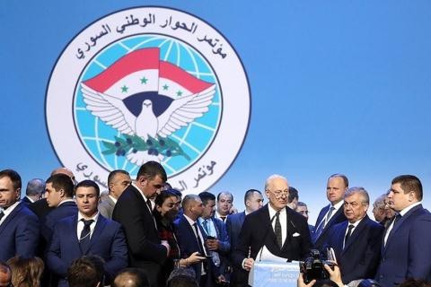 Mendorong pembentukan komite revisi UUD Suriah