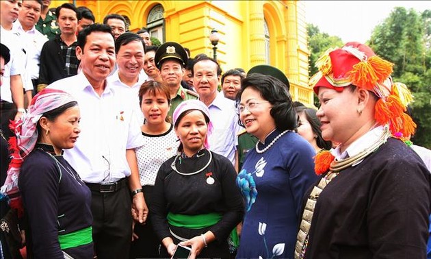 Wapres Dang Thi Ngoc Thinh menerima Delegasi  anggota tipikal Provinsi Lao Cai