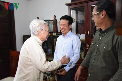 Kepala Departemen Komunikasi dan Pendidikan KS PKV Vo Van Thuong mengunjungi dan mengucapkan selamat para seniman lanjut usia sehubungan dengan Hari Seni Panggung Vietnam