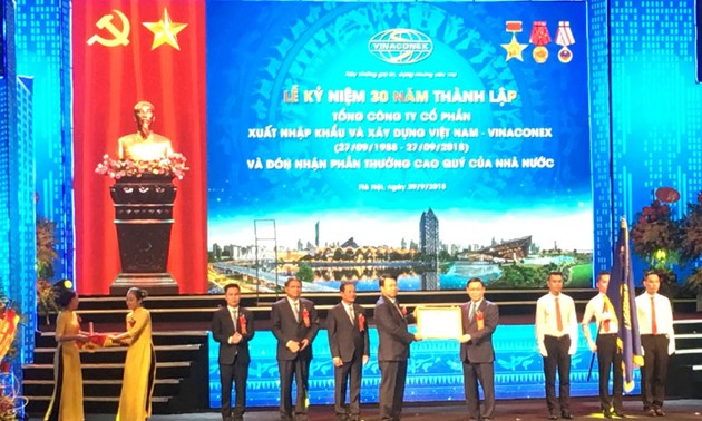 Deputi PM, Vuong Dinh Hue menghadiri upacara peringatan ultah ke-30 pembentukan Perusahaan Umum Vinaconex
