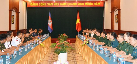 Memperhebat  temu pergaulan perwira muda Tentara Rakyat Vietnam dan Tentara Kerajaan Kamboja