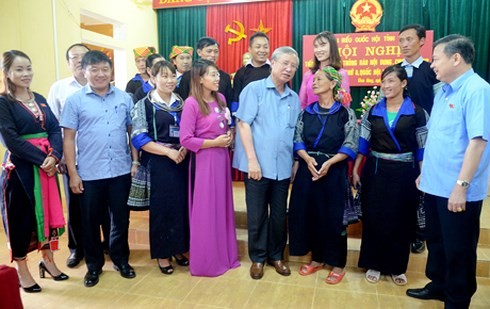 Anggota Harian Sekretariat Tran Quoc Vuong melakukan kontak dengan para pemilih di Kabupaten Mu Cang Chai