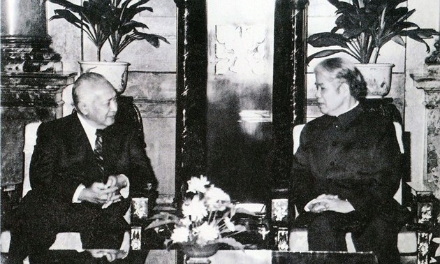 Foto  Sekjen KS PKV , Do Muoi dengan para pemimpin senior berbagai negara