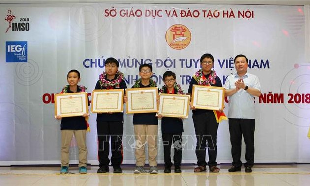 Hanoi memulji para pelajar yang meraih penghargaan Olimpiade Matematika dan Ilmu Pengetahuan Internasional IMSO 2018