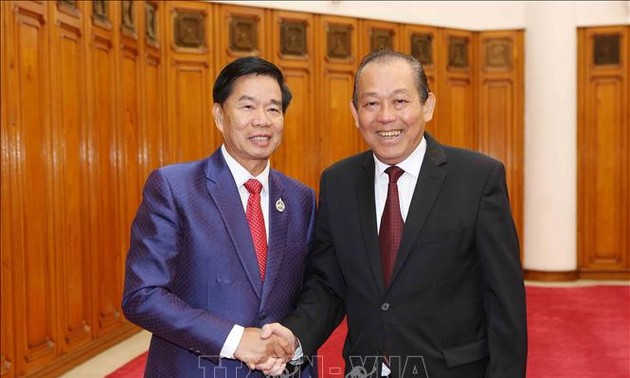Deputi Harian PM Truong Hoa Binh menerima Sekretaris, Gubernur Ibukota Vientiane, Laos