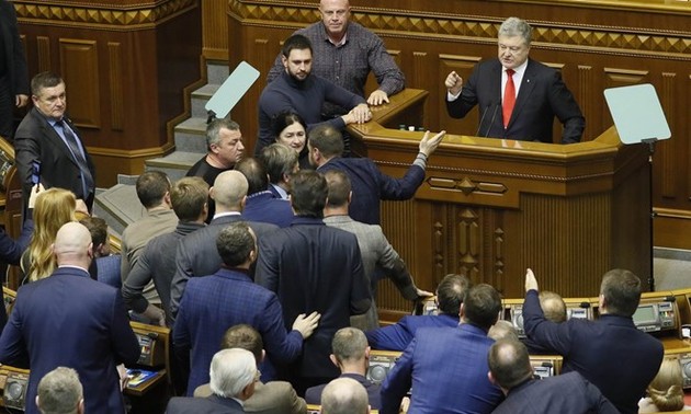 Parlemen Ukraina mengesahkan rekomendasi memberlakukan undang-undang darurat militer