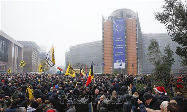 Pawai mendukung dan menentang Konvensi Migrasi Global di Belgia
