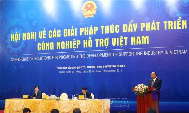 PM Nguyen Xuan Phuc menghadiri konferensi berbahas tentang solusi pengembangan industri penunjang