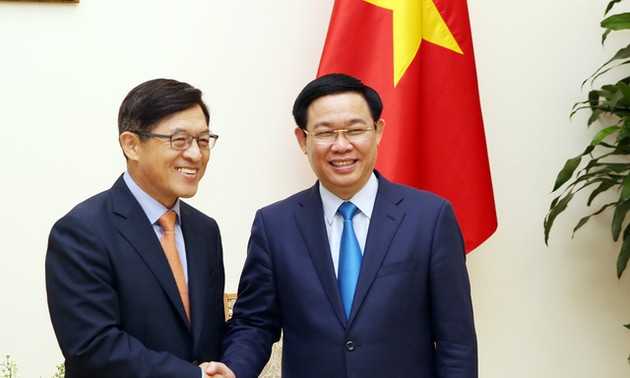 Deputi PM Vuong Dinh Hue menerima Presiden Grup Samsung Vietnam