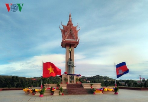 Meresmikan Patung Monumen Persahabatan Vietnam-Kamboja di Propinsi Mondulkiri