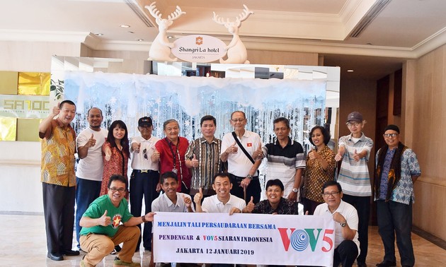 VOV5 melakukan pertemuan dan menyampaikan penghargaan “Pendengar Tipikal tahun 2018” di Jakarta, Indonesia