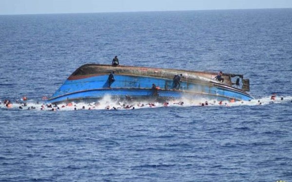Sebuah  kapal  terbalik di Indonesia, sehingga puluhan orang menjadi korban