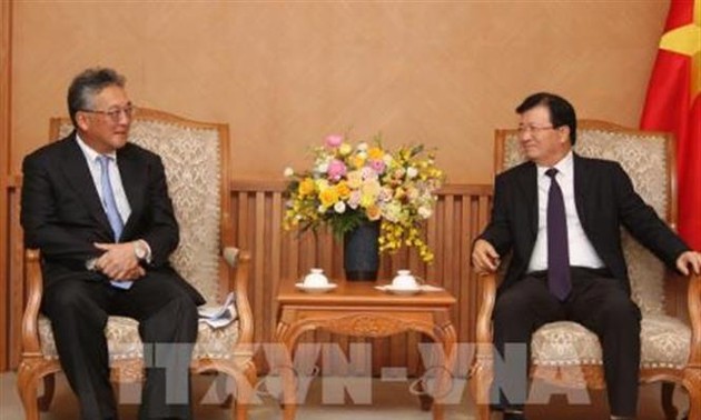  Deputi PM Pemerintah, Trinh Dinh Dung menerima Direktur Grup Marubeni, Jepang