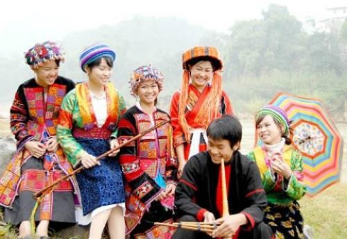 Warga etnis minoritas Mong merayakan Hari Raya Tet tradisional