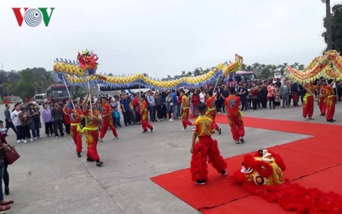 Propinsi Quang Ninh menyambut kedatangan para wisatawan pertama
