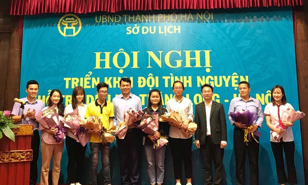 300 mahasiswa relawan membantu pariwisata Thang Long- Hanoi