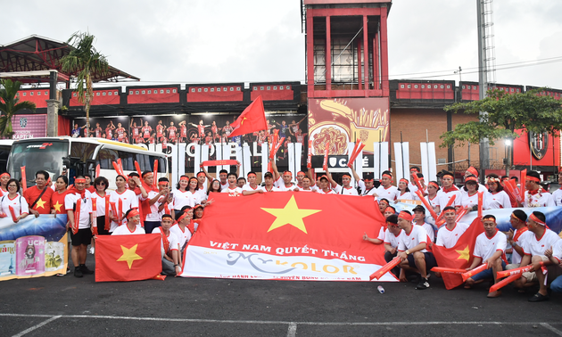 Para suporter Vietnam mendukung timnas Vietnam di stadion Kapten I Wayan Dipta