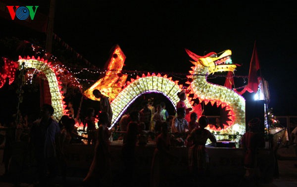 Lantern parade celebrates mid-autumn festival 