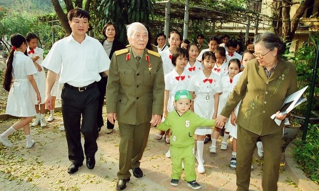 Emotional photos of General Vo Nguyen Giap taken by Tran Hong 