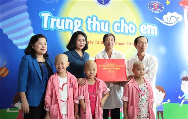 Vice President delivers gifts to young cancer patients 