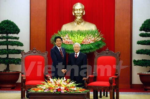 Vietnamese top leaders receive Japanese Prime Minister 